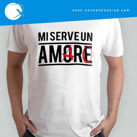 Maglietta simpatica personalizzata MI SERVE UN AMORE...ops AMARO bianca