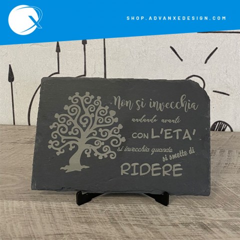 frase incisa personalizzata su pietra ardesia