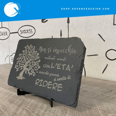 frase incisa personalizzata su pietra ardesia