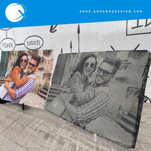 foto incisa a laser su pietra nera di ardesia